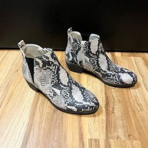 Only worn a couple times. In great shape.